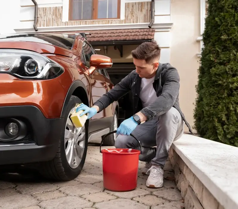 Lavage auto à domicile Épaux-Bézu : professionnel intervenant sur un véhicule